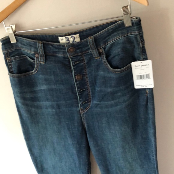 Free People Sz 32 Irreplaceable Flare Jeans - Picture 5 of 12